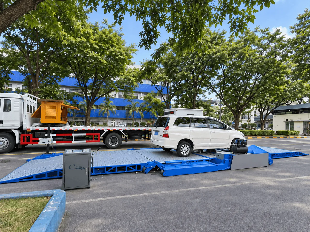 移动式汽车检测平台在道路现场展开,一辆汽车正在平台上检测,操作人员现场值守